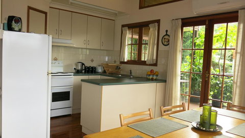 Ravensbourne Escape - Cedar Lodge - Redcliffe Tourism 1