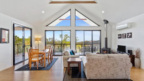 Ravensbourne Escape- Stella Luna - Redcliffe Tourism 0