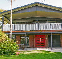 Red Door Beach House - Marcoola Beach - PET FRIENDLY FOXTEL WIFI 500 BOND Linen Supplied - Redcliffe Tourism