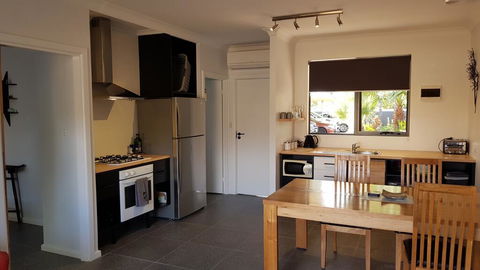 Red Ochre - Large 1BR With Private Courtyard - Redcliffe Tourism 2