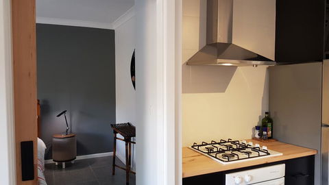 Red Ochre - Large 1BR With Private Courtyard - Redcliffe Tourism 3