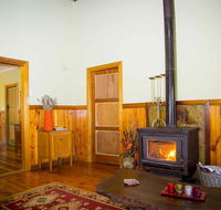 Red Tractor Retreat - Redcliffe Tourism