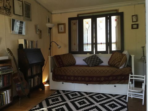 Redhaus Artist Cottage - Redcliffe Tourism 0