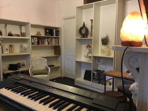 Redhaus Artist Cottage - Redcliffe Tourism 2