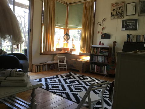 Redhaus Artist Cottage - Redcliffe Tourism 1
