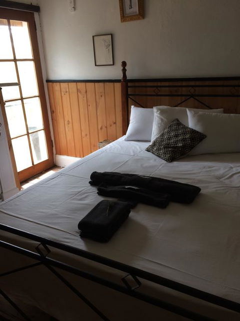 Redhaus Artist Cottage - Redcliffe Tourism 3