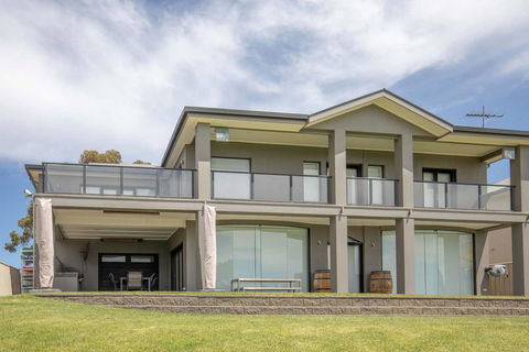 River Devine - Redcliffe Tourism 0