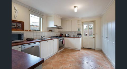 Roalies Farm House - Redcliffe Tourism 3