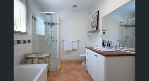 Roalies Farm House - Redcliffe Tourism 2