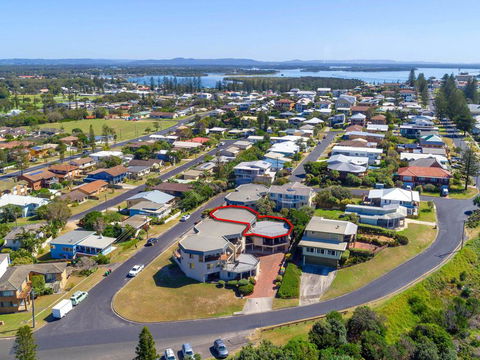 Romiaka 8 - Views Over The Pippi Beach - Redcliffe Tourism 2
