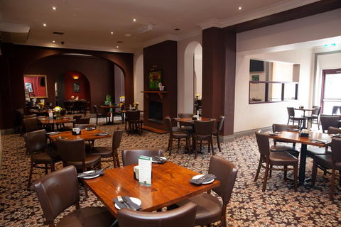 Royal Hotel Singleton - Redcliffe Tourism 1