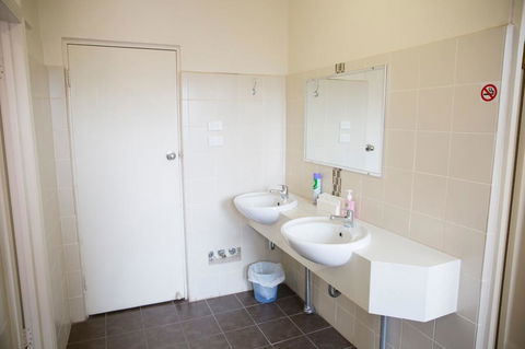Royal Hotel Wyong - Redcliffe Tourism 1