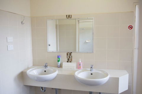 Royal Hotel Wyong - Redcliffe Tourism 2