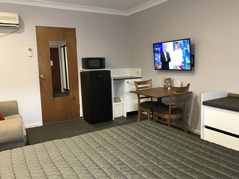 Roydons Motor Inn - Redcliffe Tourism 0