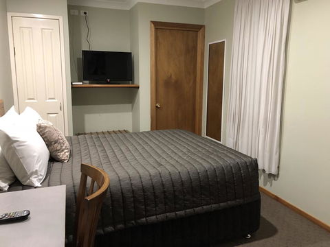 Roydons Motor Inn - Redcliffe Tourism 3