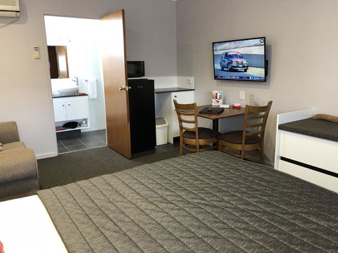 Roydons Motor Inn - Redcliffe Tourism 1