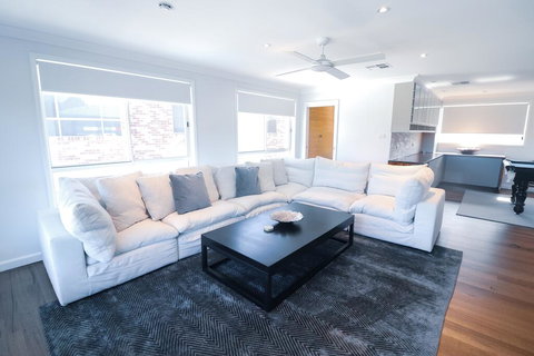 Saltwater Manor - Redcliffe Tourism 3