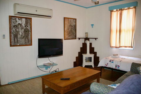 Samford Cottage - Redcliffe Tourism 2