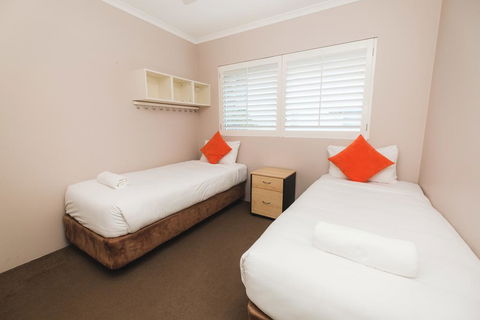 Sanctuary Lake Apartments - Redcliffe Tourism 2