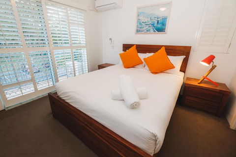 Sanctuary Lake Apartments - Redcliffe Tourism 3