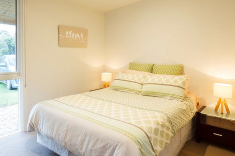 Sandy Point Hideaway - Redcliffe Tourism 3