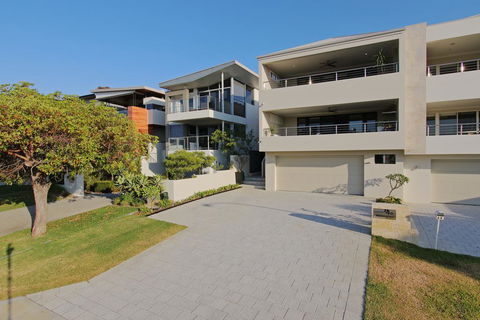 Sapphire Blue Apartment - Redcliffe Tourism 3