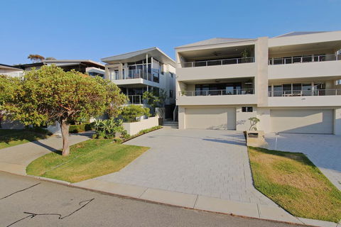 Sapphire Blue Apartment - Redcliffe Tourism 2