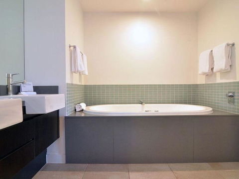 Sea Temple Port Douglas Swim Out Two Bathrooms - Direct Pool Access - Redcliffe Tourism 3