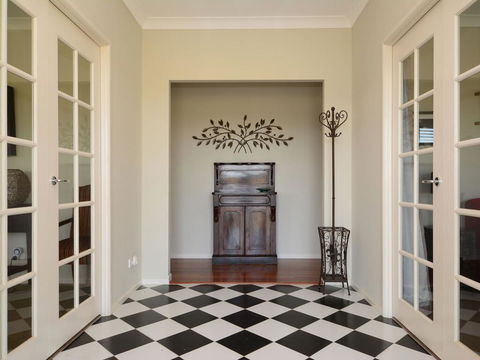 Silver Springs 6br Luxury Homestead With Wifi, Pool. Fireplace, Views, Olives And Space - Redcliffe Tourism 3