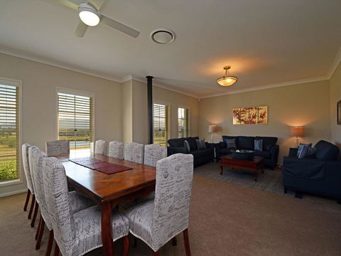 Silver Springs Estate 4br House + 6br House With Wifi, Pool. Fireplace, Views, Olives And Space - Redcliffe Tourism 3