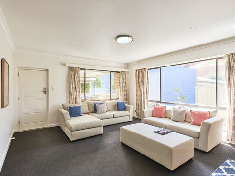 Skymirror Villa - Redcliffe Tourism 2