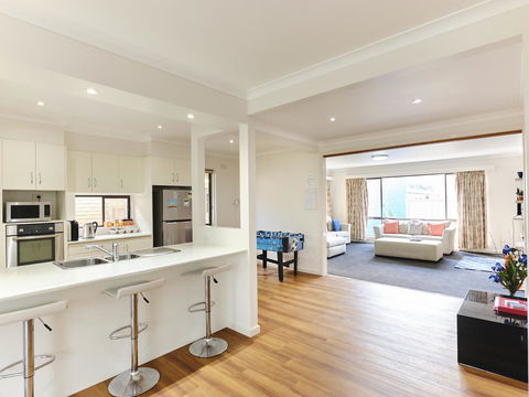Skymirror Villa - Redcliffe Tourism 3