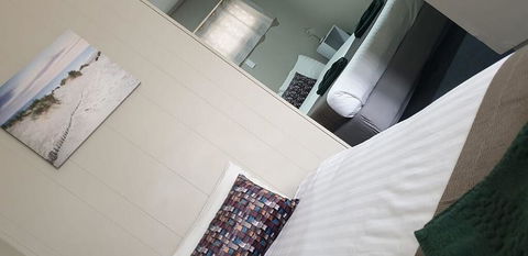 Smerdon Lodge Motel - Redcliffe Tourism 0