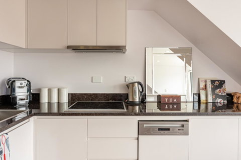 Spacious 2 Bed House, 2 AC And Free Street Parking - Redcliffe Tourism 3