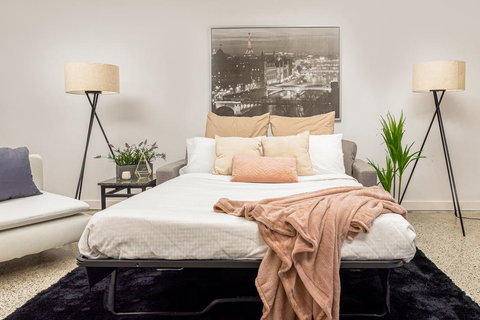 Spacious 2 Bed House, 2 AC And Free Street Parking - Redcliffe Tourism 2