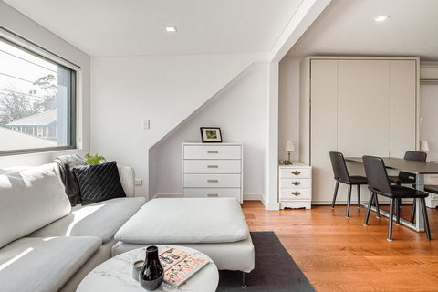 Spacious 2 Bed House, 2 AC And Free Street Parking - Redcliffe Tourism 1