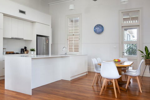 Spacious 2-bed, 2-bath Home With Parking And Balcony - Redcliffe Tourism 1