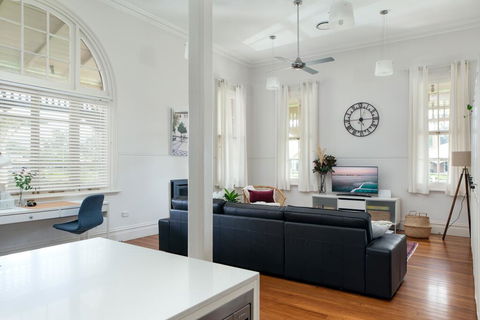 Spacious 2-bed, 2-bath Home With Parking And Balcony - Redcliffe Tourism 0