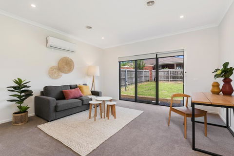 Spacious 4-Bed House With Parking And Backyard - Redcliffe Tourism 3
