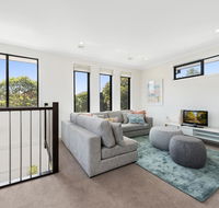 Spacious 4-Bed House with Parking and Backyard - Redcliffe Tourism