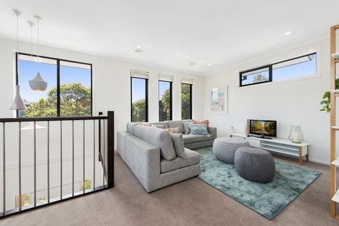 Spacious 4-Bed House With Parking And Backyard - Redcliffe Tourism 0