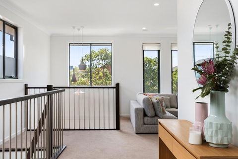Spacious 4-Bed House With Parking And Backyard - Redcliffe Tourism 1