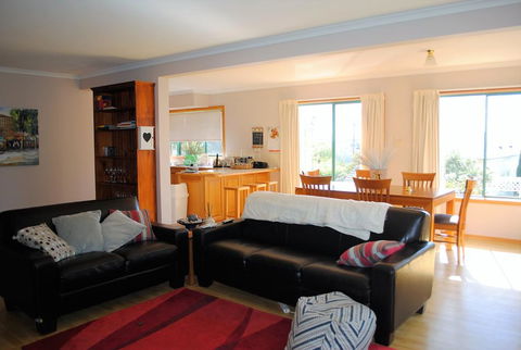 Spacious And Central To CBD - Redcliffe Tourism 0
