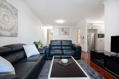 Spacious Family Apartment Close To Olympic Park - Redcliffe Tourism 1