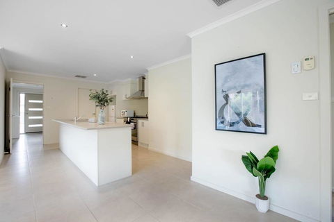 Spacious Lovely 5Beds Home@Point Cook - Redcliffe Tourism 3