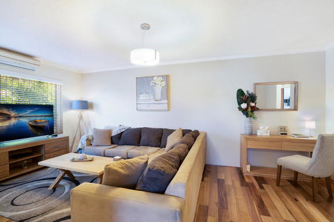 Spacious Renovated Apartment In Quiet Area - Redcliffe Tourism 0