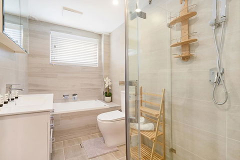 Spacious Renovated Apartment In Quiet Area - Redcliffe Tourism 3