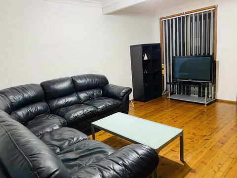 Spacious Townhouse In Wollongong - Redcliffe Tourism 1