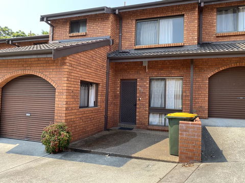Spacious Townhouse In Wollongong - Redcliffe Tourism 3