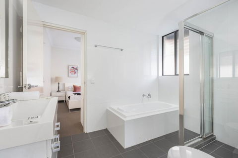 Spacious Two-Bedroom Apartment Near Hospital - Redcliffe Tourism 3